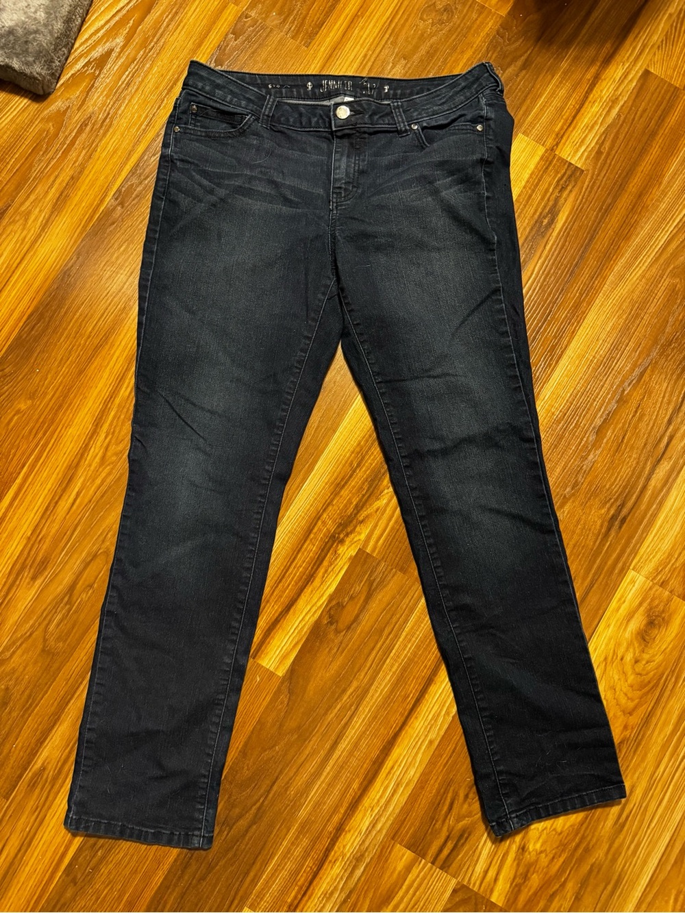 Jennifer Lopez Women's skinny Straight Jeans in Black Wash